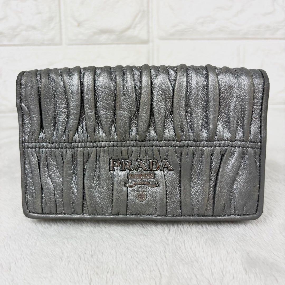 PRADA プラダ メタリックシルバー シワ加工 二つ折り 財布 カードケース