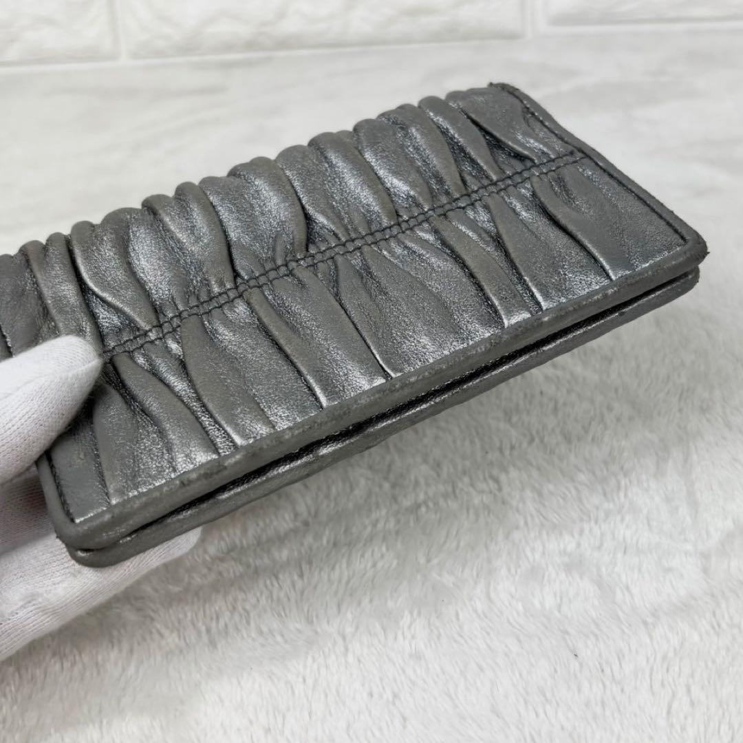 PRADA プラダ メタリックシルバー シワ加工 二つ折り 財布 カードケース