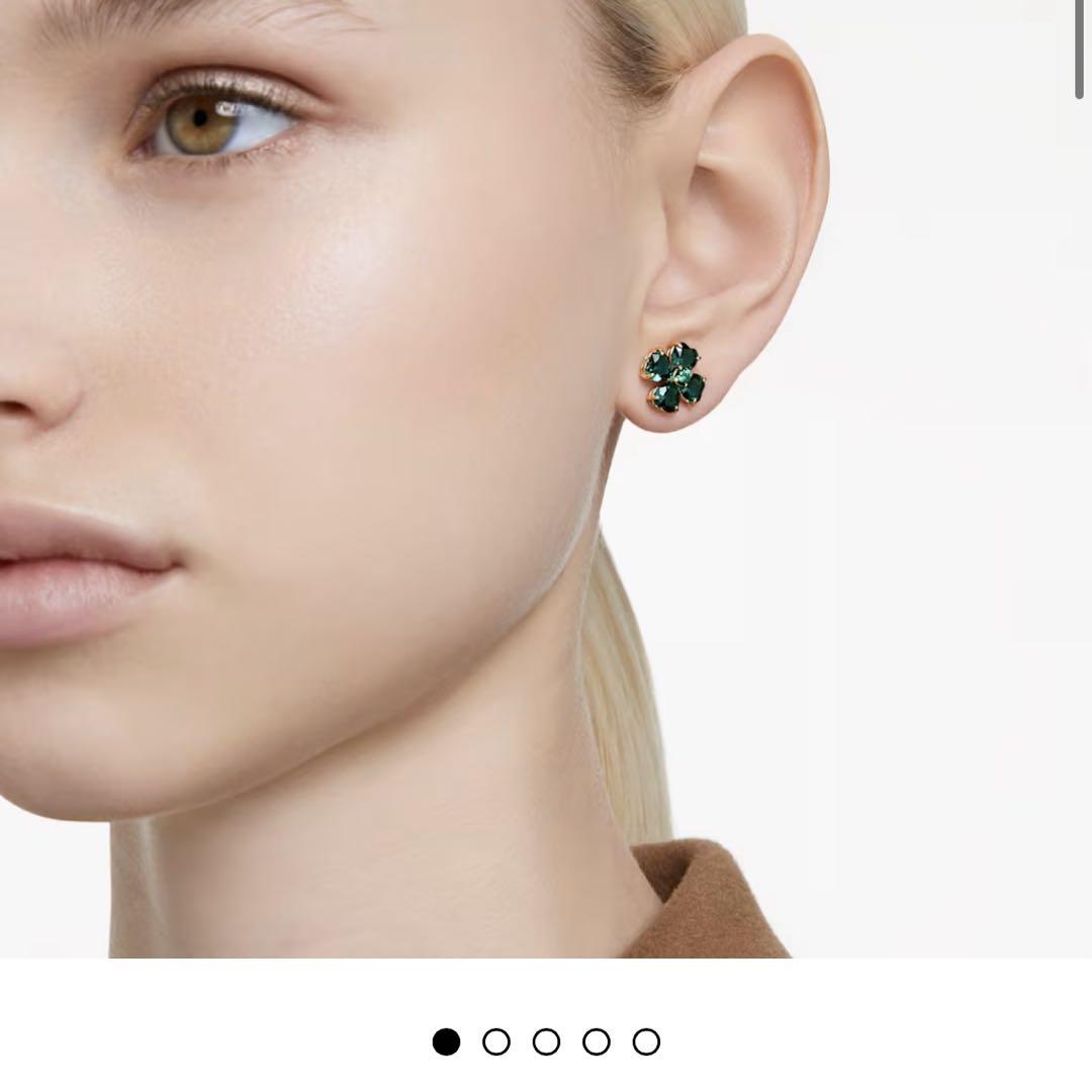 スワロフスキー　スタッドピアス　クローバー