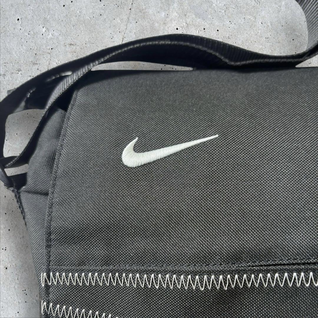 NIKE ナイキ メッセンジャーバッグ ロゴ刺繍 Y2K 黒