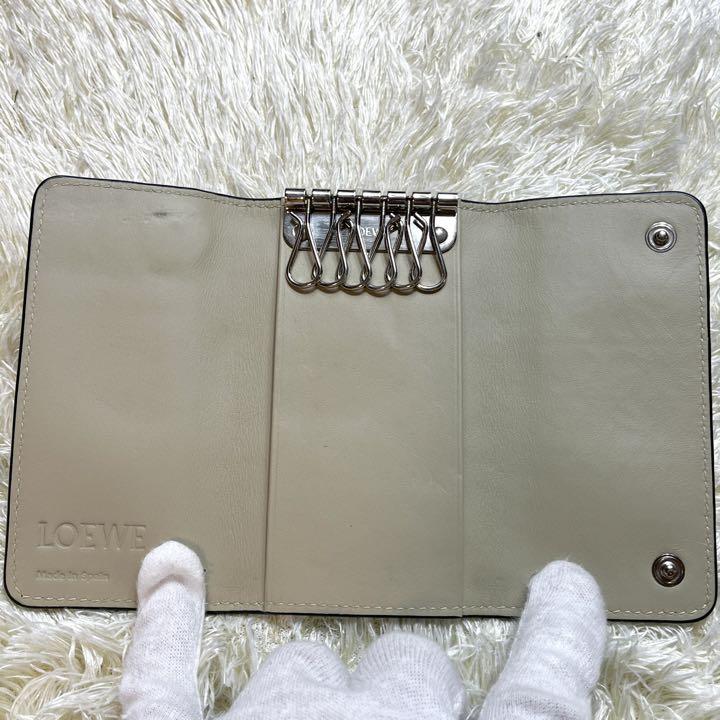 【美品】 ロエべ キーケース 6連 リピートアナグラム 型押し クリーム