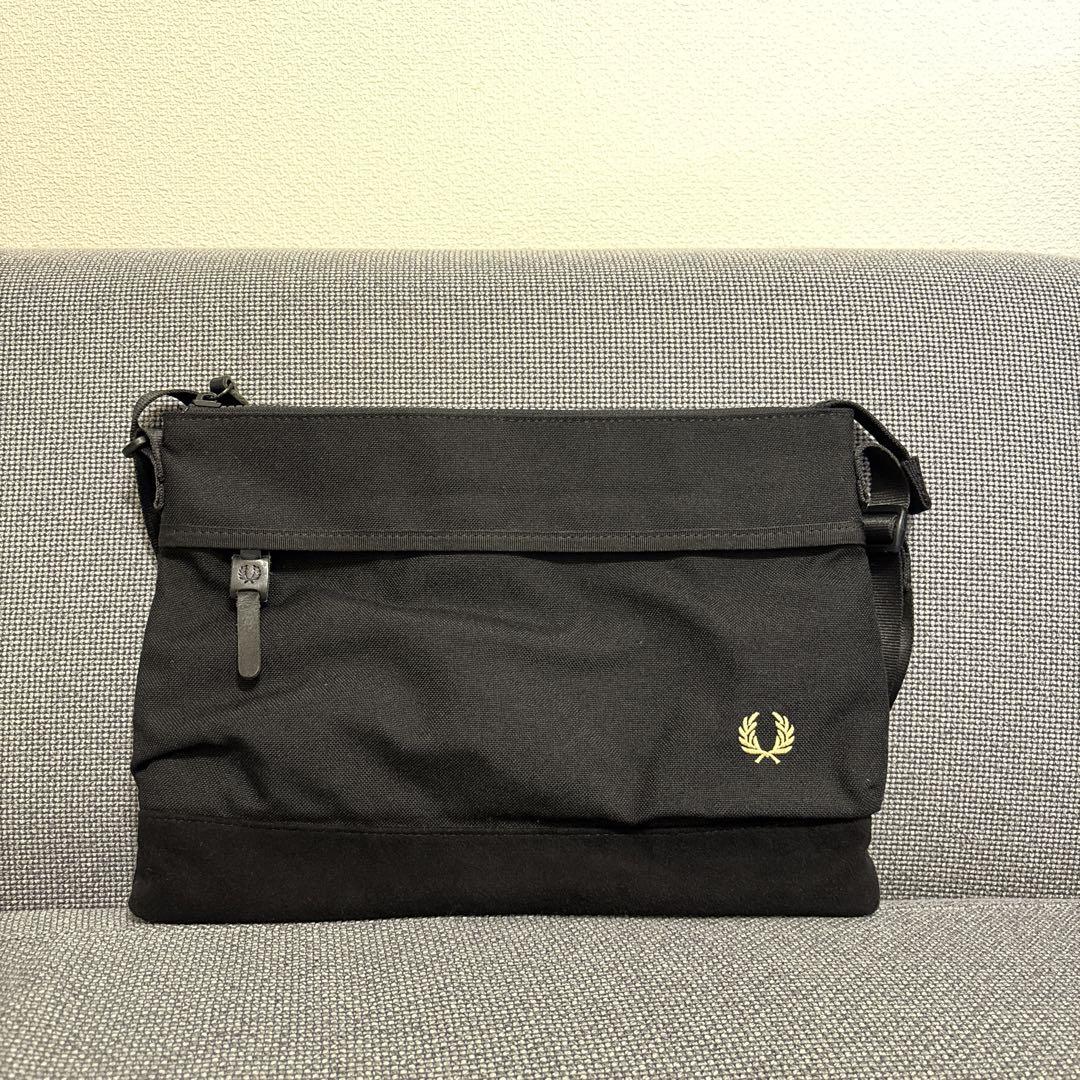 FRED PERRY フレッドペリー ボディバッグ ブラック - メルカリ