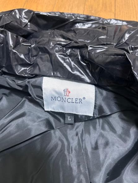Moncler ブラック ダウンジャケット フード付き L Moncler ブラック ダウンジャケット フード付き L