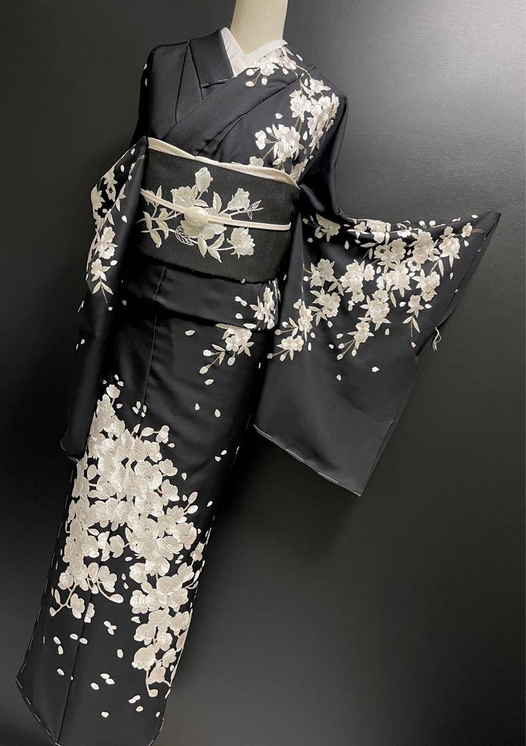 京の名匠 豪華絢爛総手刺繍訪問着【尾峨佐染繍◇桜に胡蝶蘭】黒 京の名匠 豪華絢爛総手刺繍訪問着【尾峨佐染繍◇桜に胡蝶蘭】黒