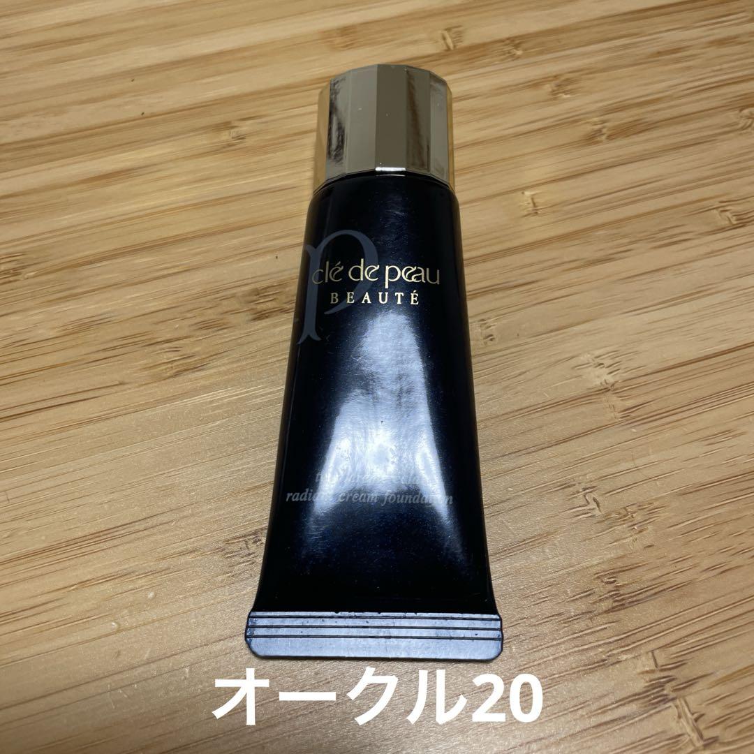 クレドポーボーテ タンクレームエクラ SPF25・PA++ オークル20