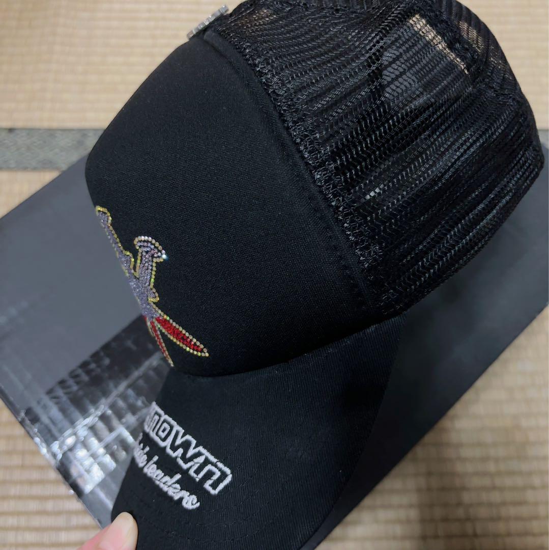 UNKNOWN LONDON ダガーラインストーントラッカーキャップ