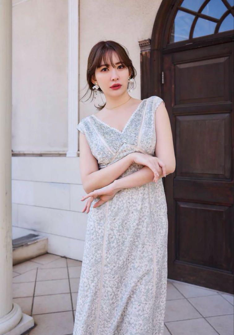Her lip to Lace Trimmed Floral Dress