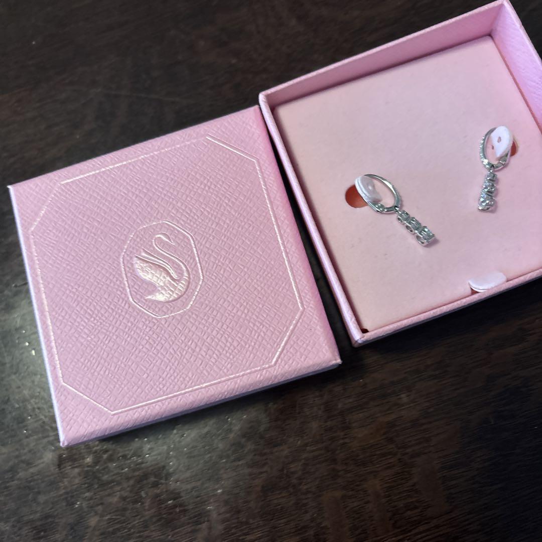 スワロフスキー　swarovski ピアス　ストーン付きシルバーピアス