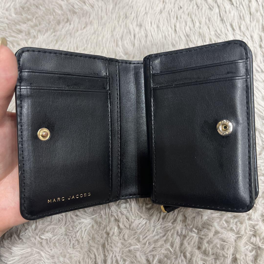 MARC JACOBS ブラック 二つ折り財布 - メルカリ