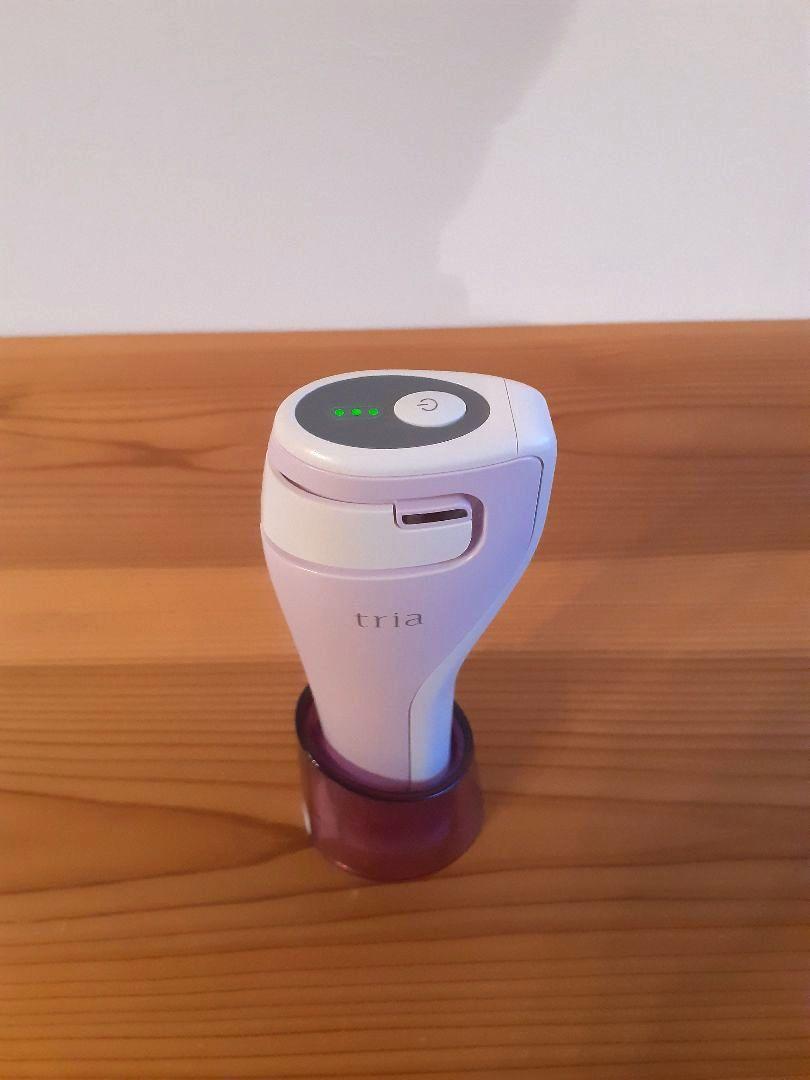 tria スキンケアエイジングケアレーザー 本体と付属品
