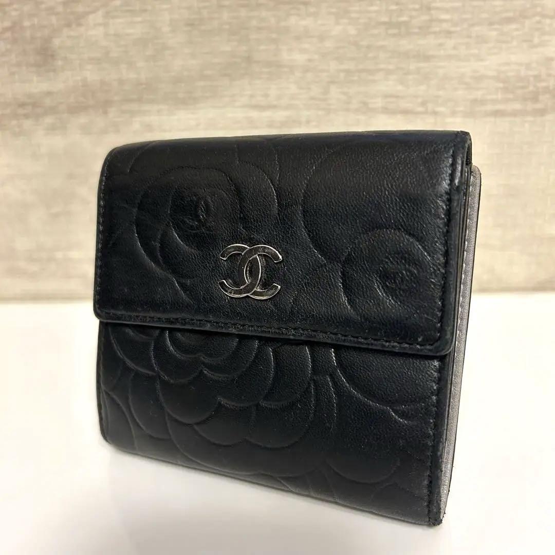 コンパクト財布CHANEL 二つ折り財布 カメリア 黒 ×シルバー型押し ラムスキン シルバー