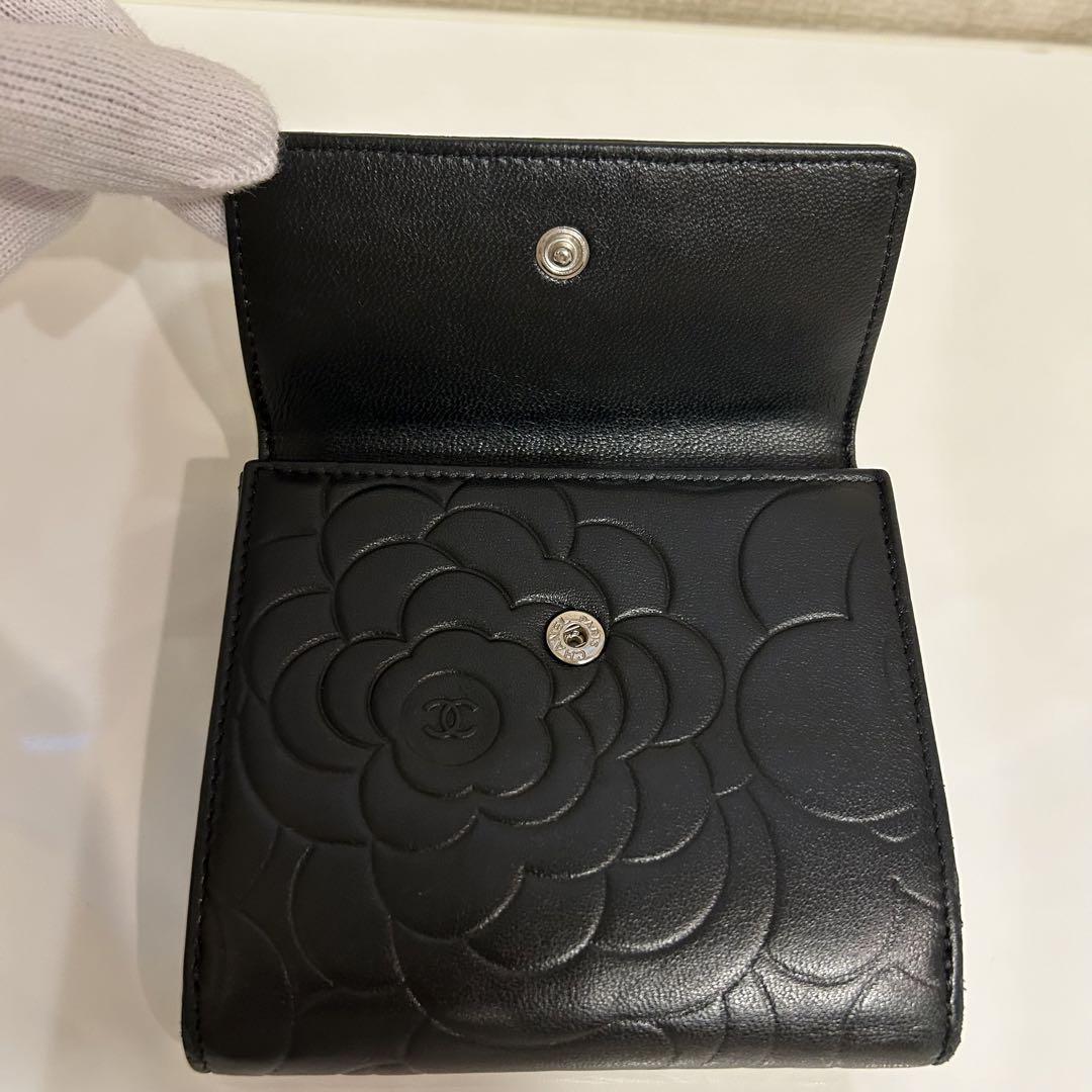 CHANEL 二つ折り財布 カメリア 黒 ×シルバー型押し ラムスキン