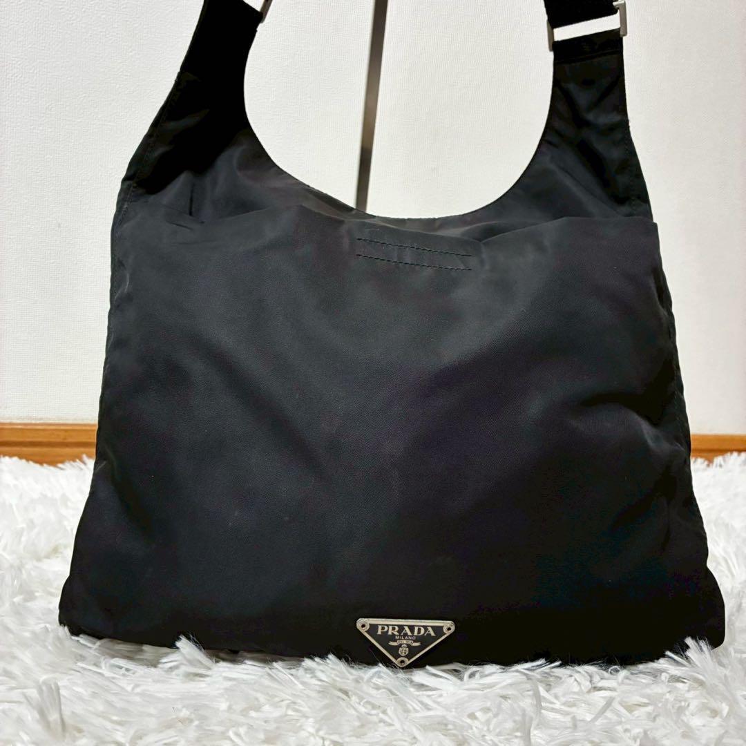 美品 PRADA ショルダーバッグ 肩がけ クロス A4 ナイロン ブラック 美品 PRADA ショルダーバッグ 肩がけ クロス A4 ナイロン ブラック