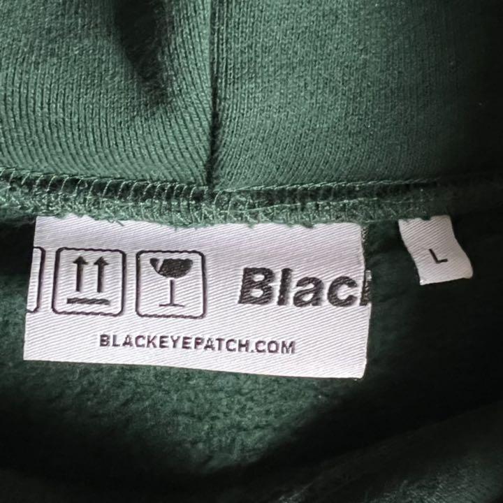 超人気カラー】ブラックアイパッチ 筆記体 刺繍ロゴ パーカー