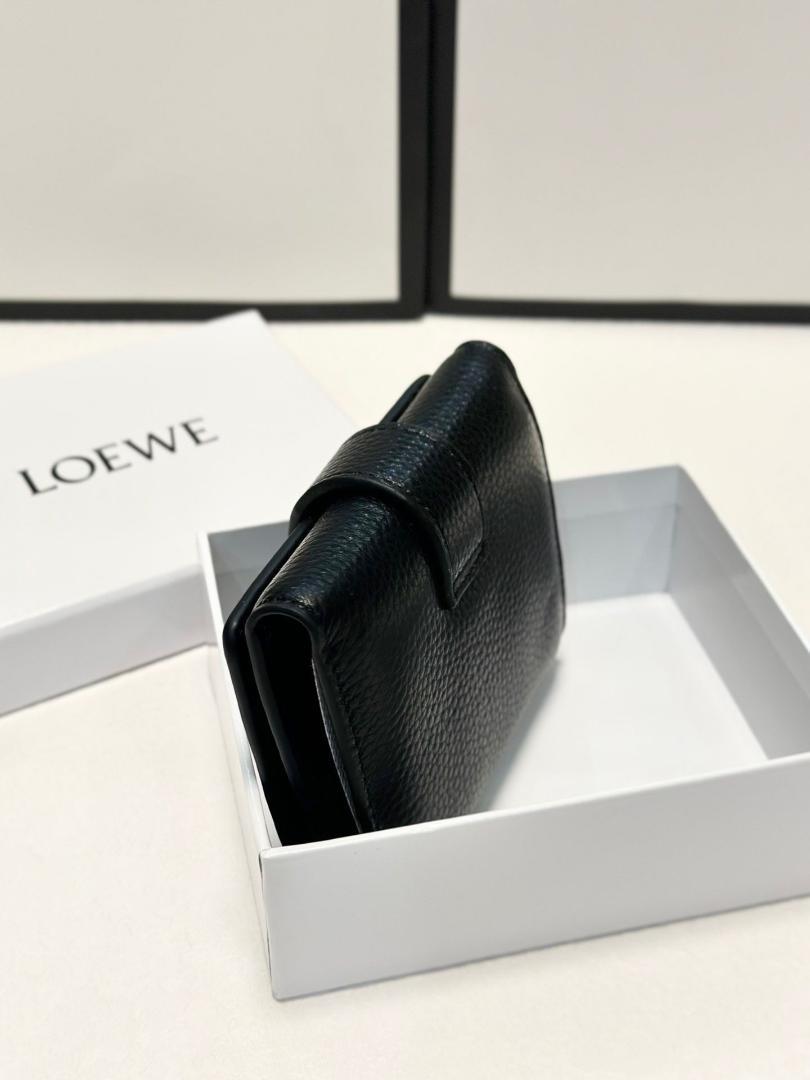 超人気 LOEWE (ロエベ) 三つ折り財布