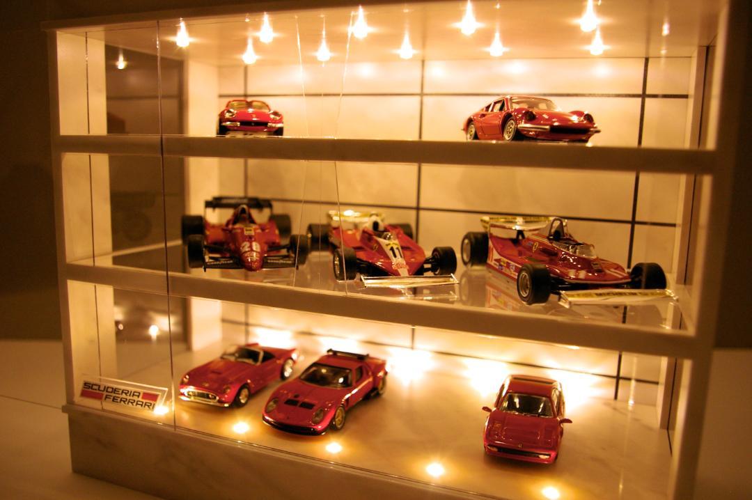 1/64.1/43対応・オールホワイト大理石・3層式・照明付ディスプレーBOX