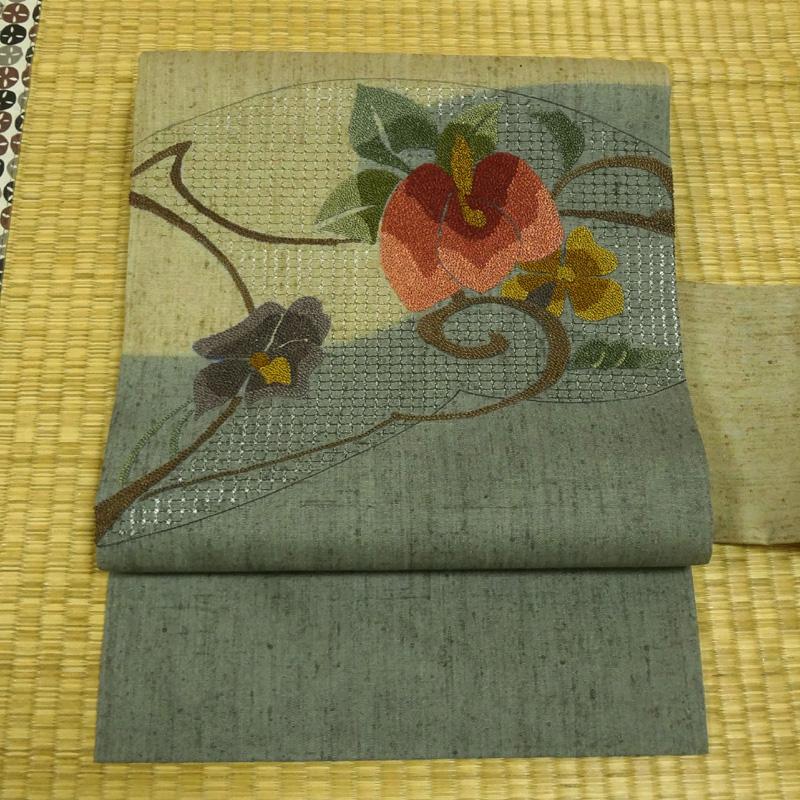【本物保証】 灰色と薄柳色の紬地 スワトウ相良刺繍 名古屋帯 着物・浴衣