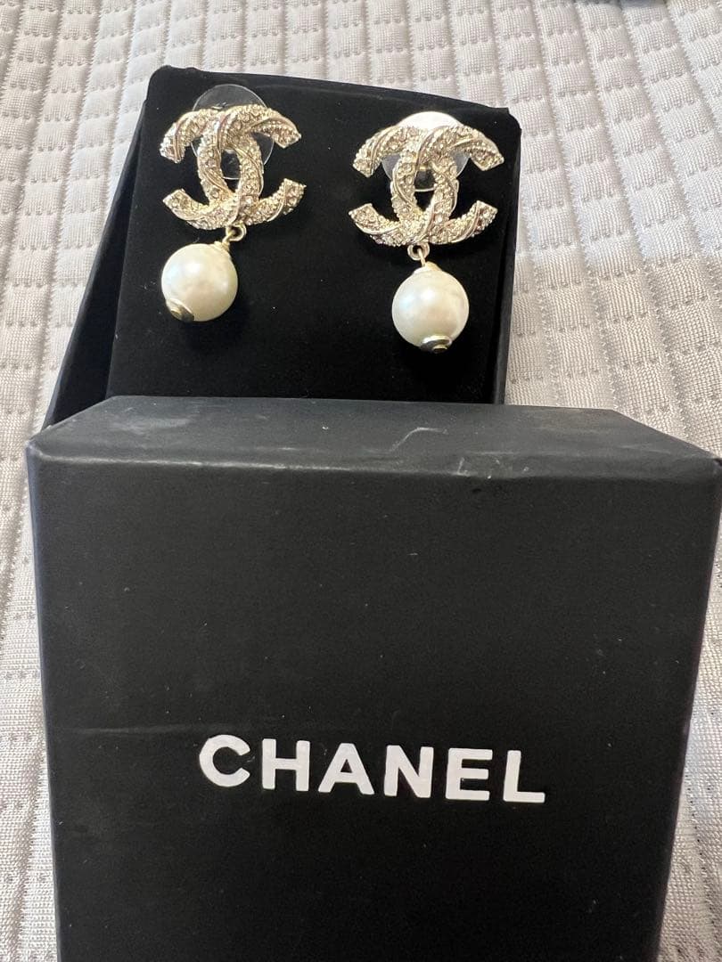 CHANEL ロゴパールピアス