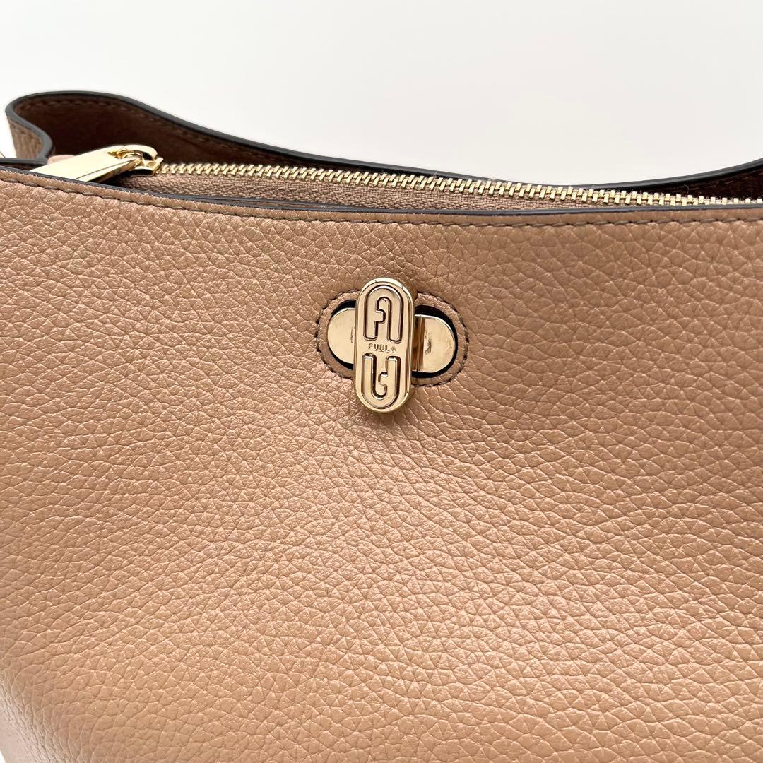 【美品✨現行】フルラ ダナエ ショルダーバッグ 2way バケツ型 ベージュ 【美品✨現行】フルラ ダナエ ショルダーバッグ 2way バケツ型 ベージュ