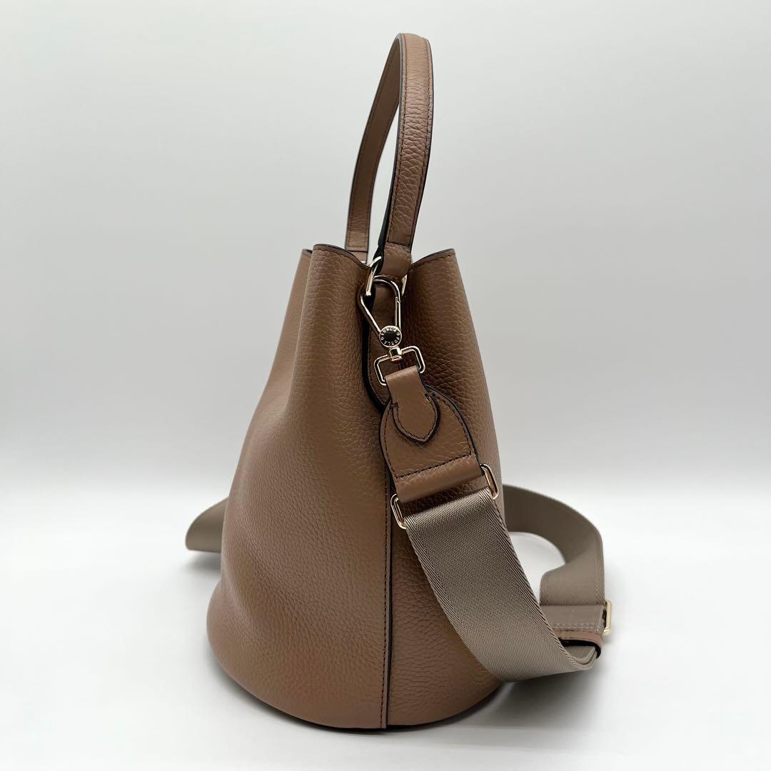 【美品✨現行】フルラ ダナエ ショルダーバッグ 2way バケツ型 ベージュ 【美品✨現行】フルラ ダナエ ショルダーバッグ 2way バケツ型 ベージュ