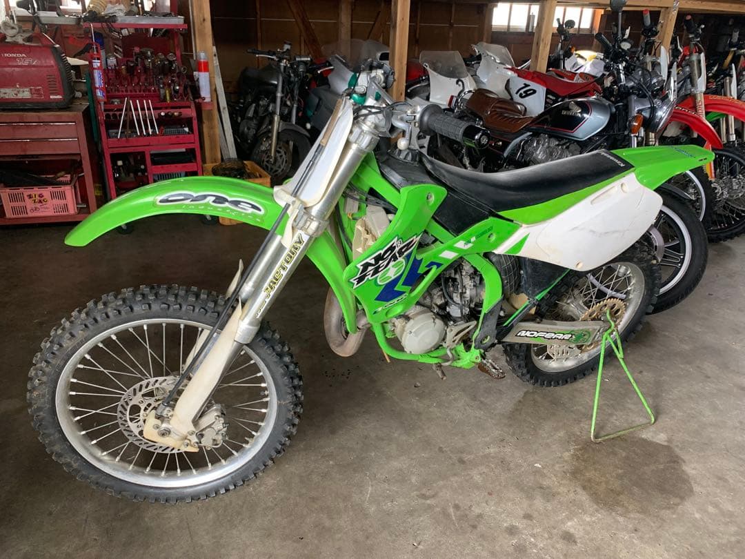 KX125、緑色バイク 使用感あり