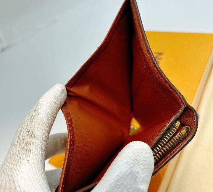 送料無料美品ルイヴィトンモノグラム二つ折り財布ブラウン目立った傷や汚れなし