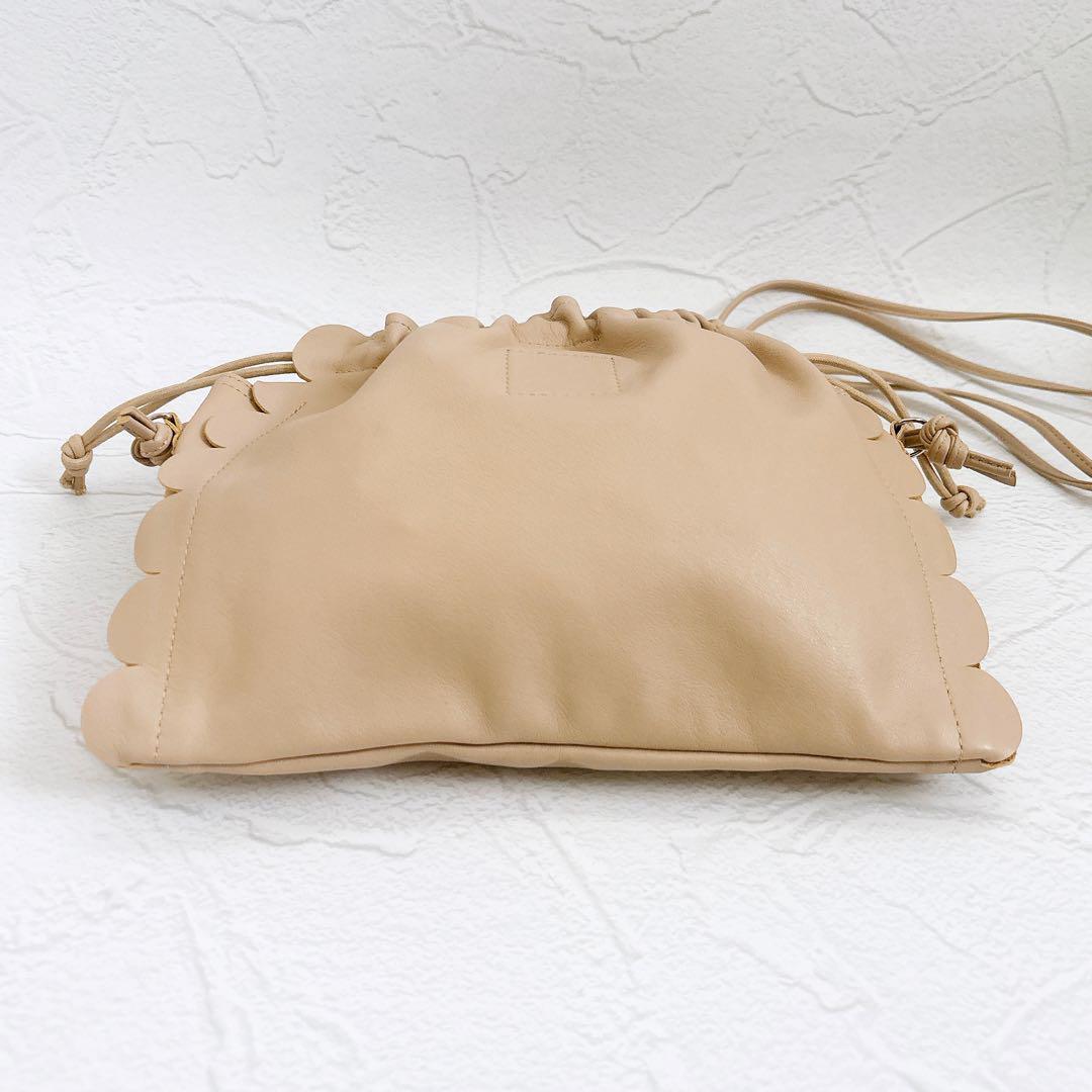 極美品 LUDLOW レザー スカラップ 巾着 ショルダーバッグ ベージュ ロゴ 極美品 LUDLOW レザー スカラップ 巾着 ショルダーバッグ ベージュ ロゴ