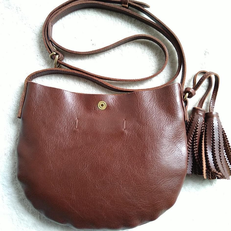極美品　イルビゾンテ　ショルダーバッグ　ビッグロゴ　タッセル　レザー　ブラウン