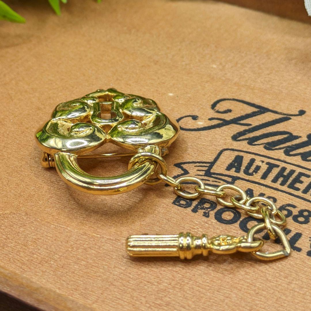 正規品販売！ TRIFARI キーチェーン ゴールドブローチ 鍵と鍵穴のヴィンテージ アクセサリー