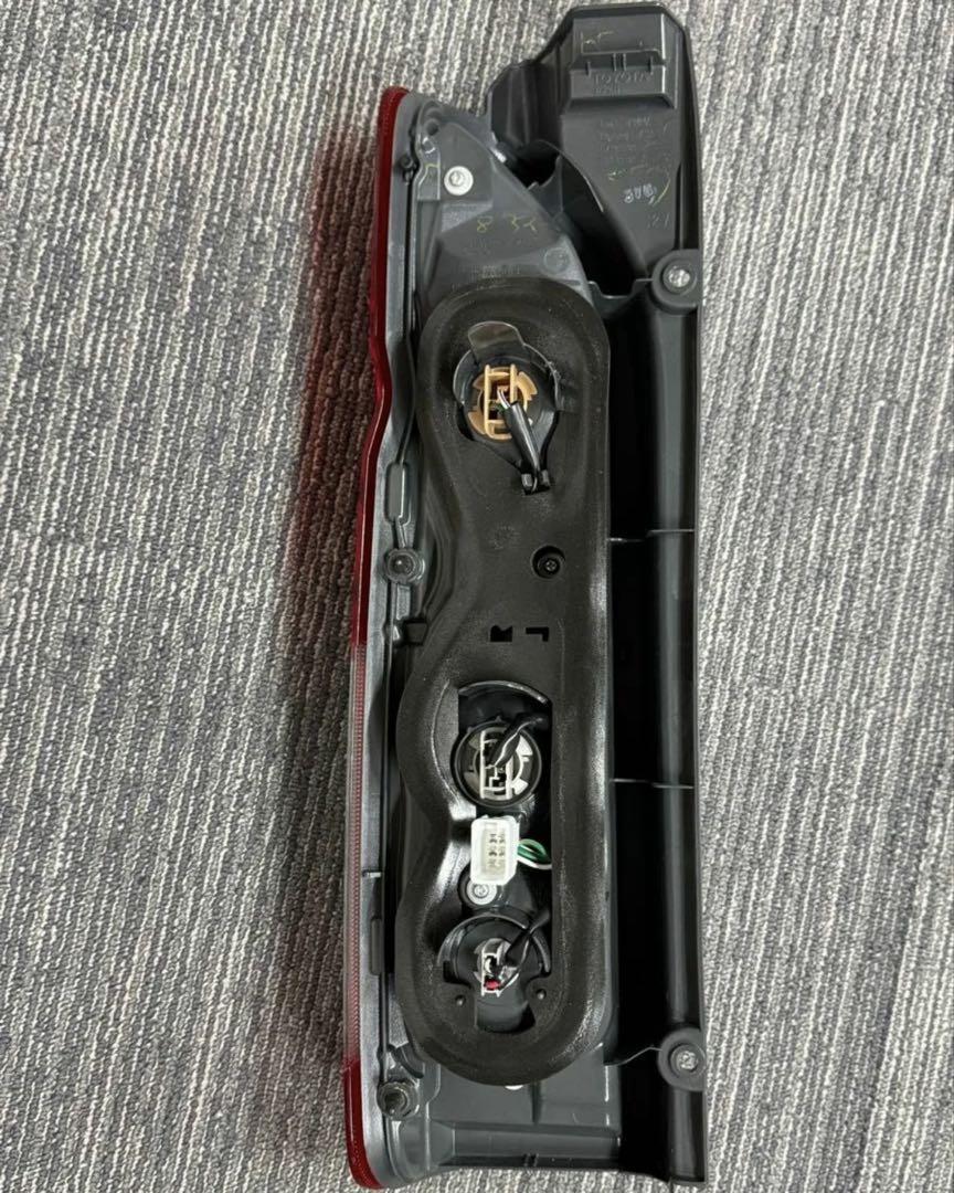 ハイエース8型　テールライト　新車外し