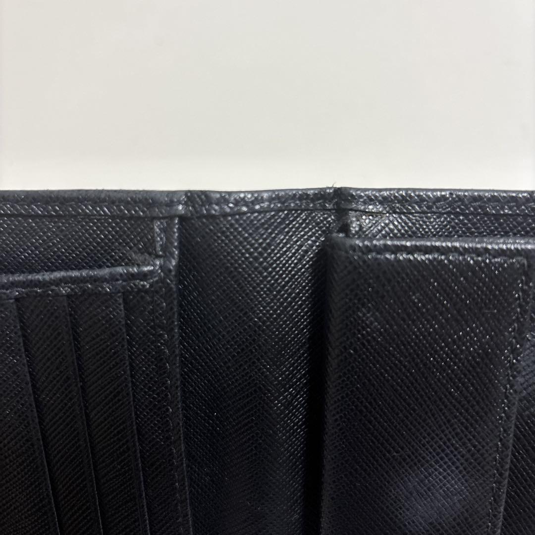人気　プラダ　三つ折り財布　サフィアーノレザー　黒