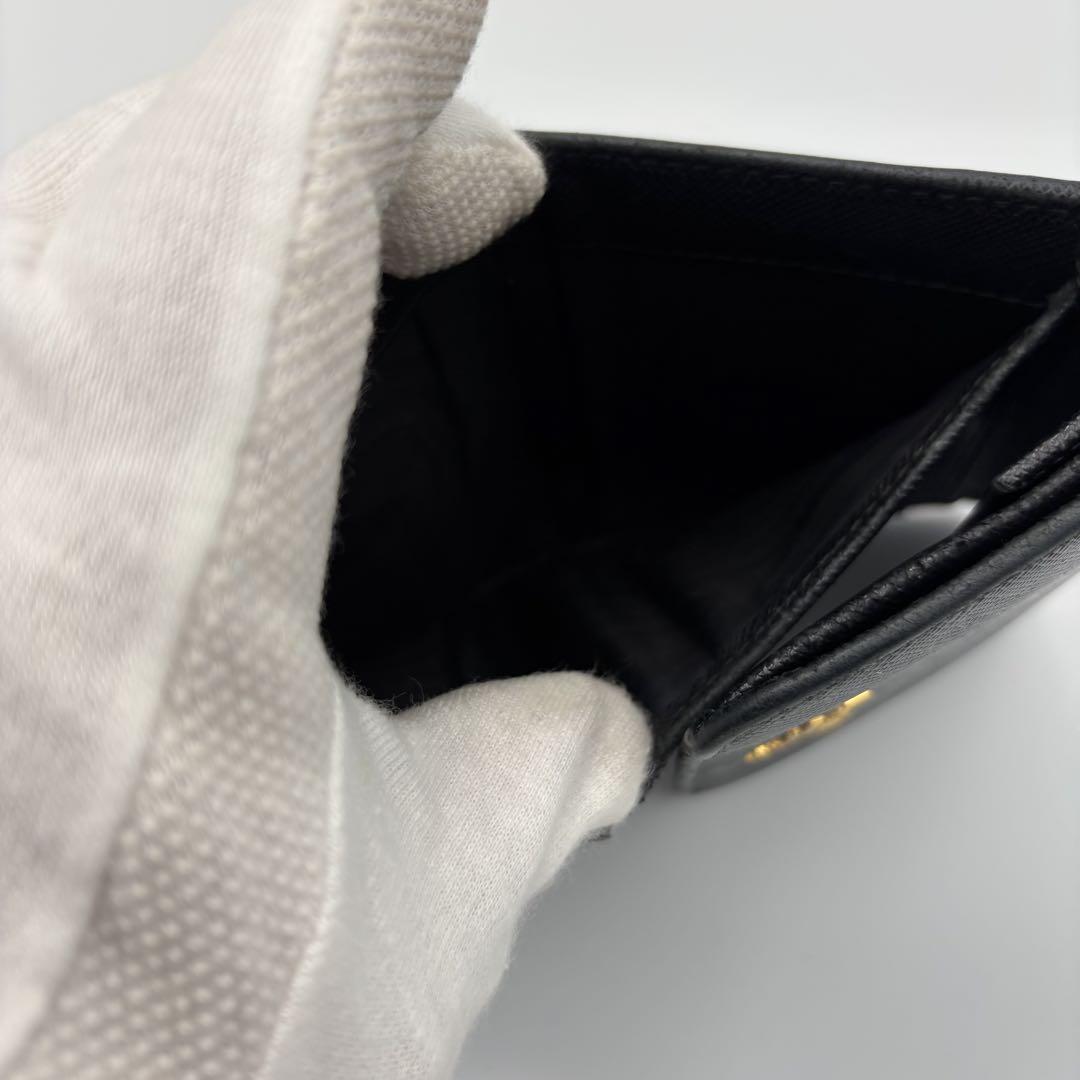 人気　プラダ　三つ折り財布　サフィアーノレザー　黒