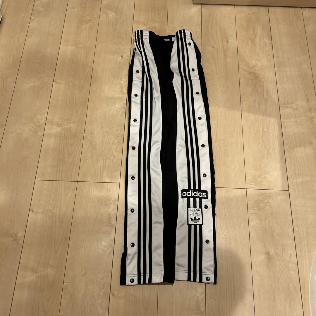 adidas スナップボタン付きパンツ 黒/白　トラックパンツ