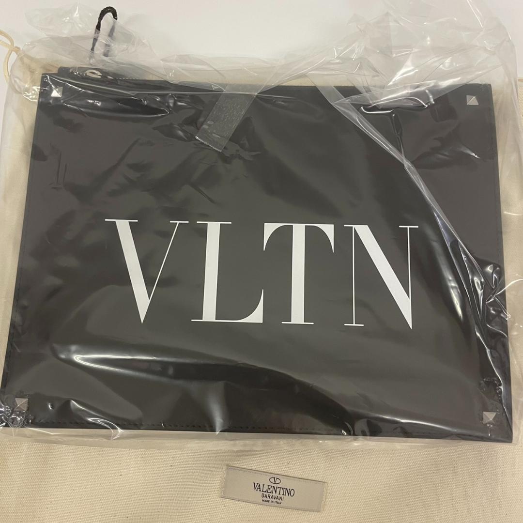 VLTN レザー クラッチ（VALENTINO 22AW VLTN レザークラッチ