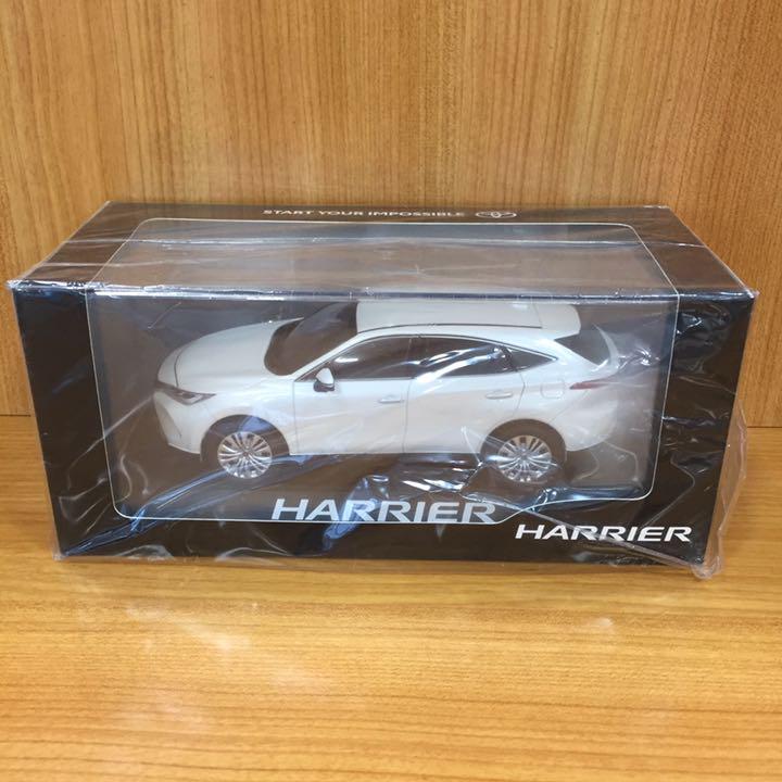 新品未開封トヨタカラーサンプルハリアーミニカーホワイトパールクリスタルシャイン