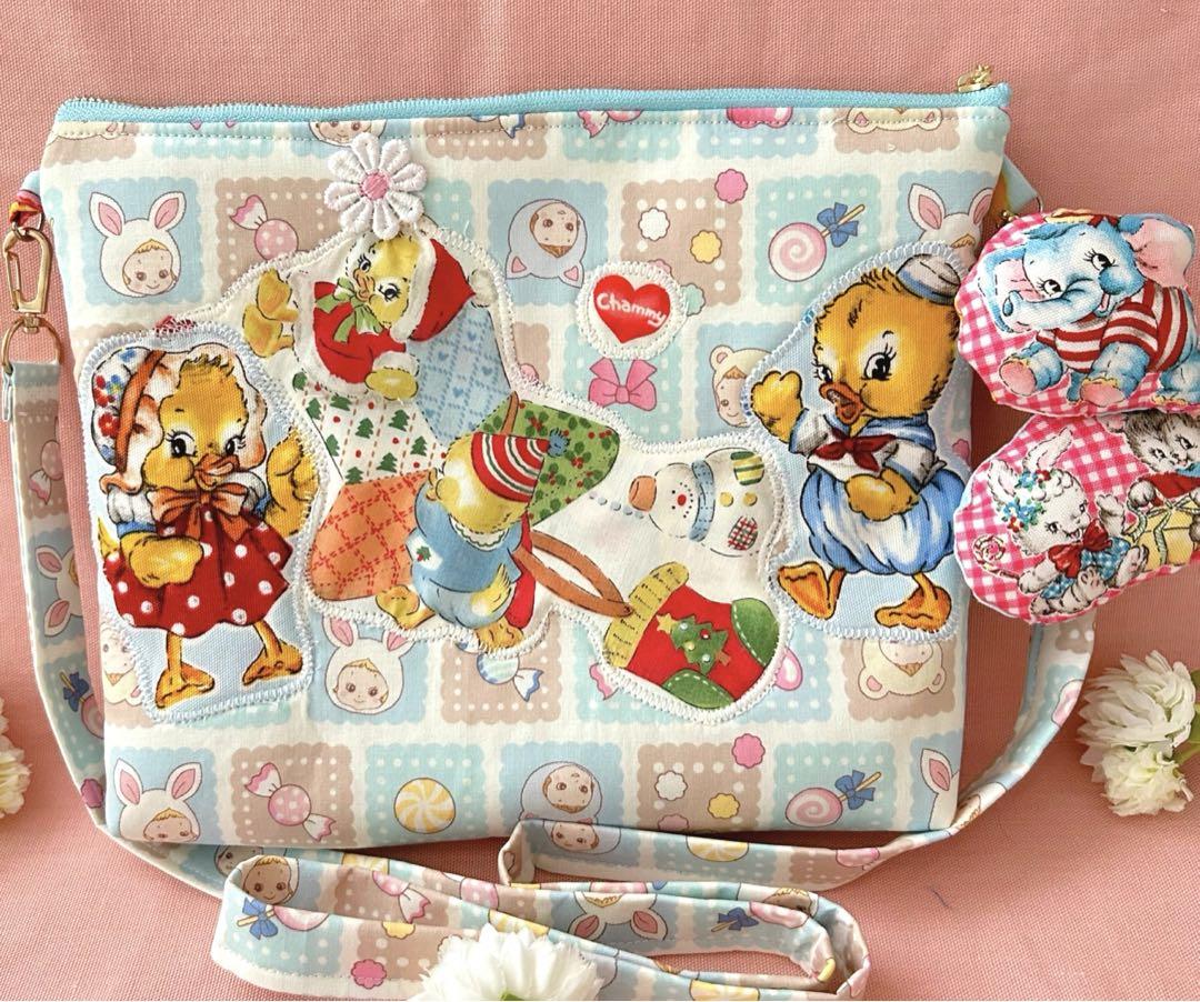 REI様　レアクリスマスメリーボンボン　チャーム付きふっくらショルダーポシェット REI様 レアクリスマスメリーボンボン チャーム付きふっくら
