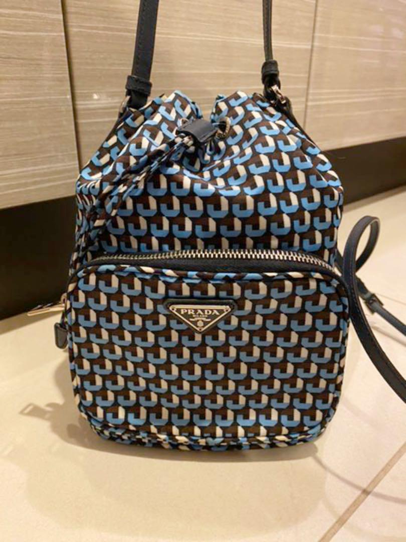 PRADA 巾着ポーチ ロングストラップ/ハンドル付き❤️