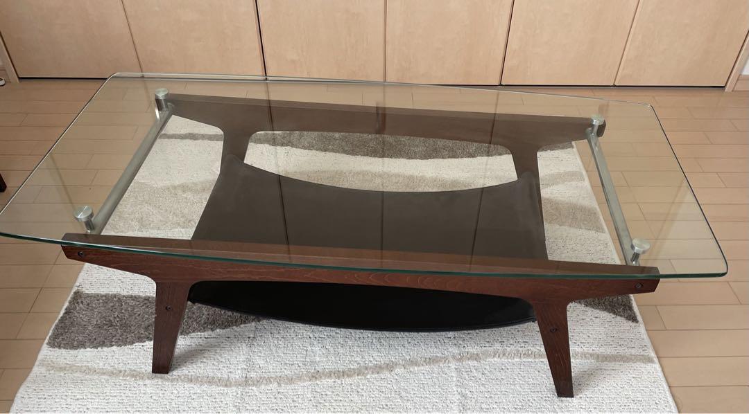 モダンなガラスと木製のテーブル