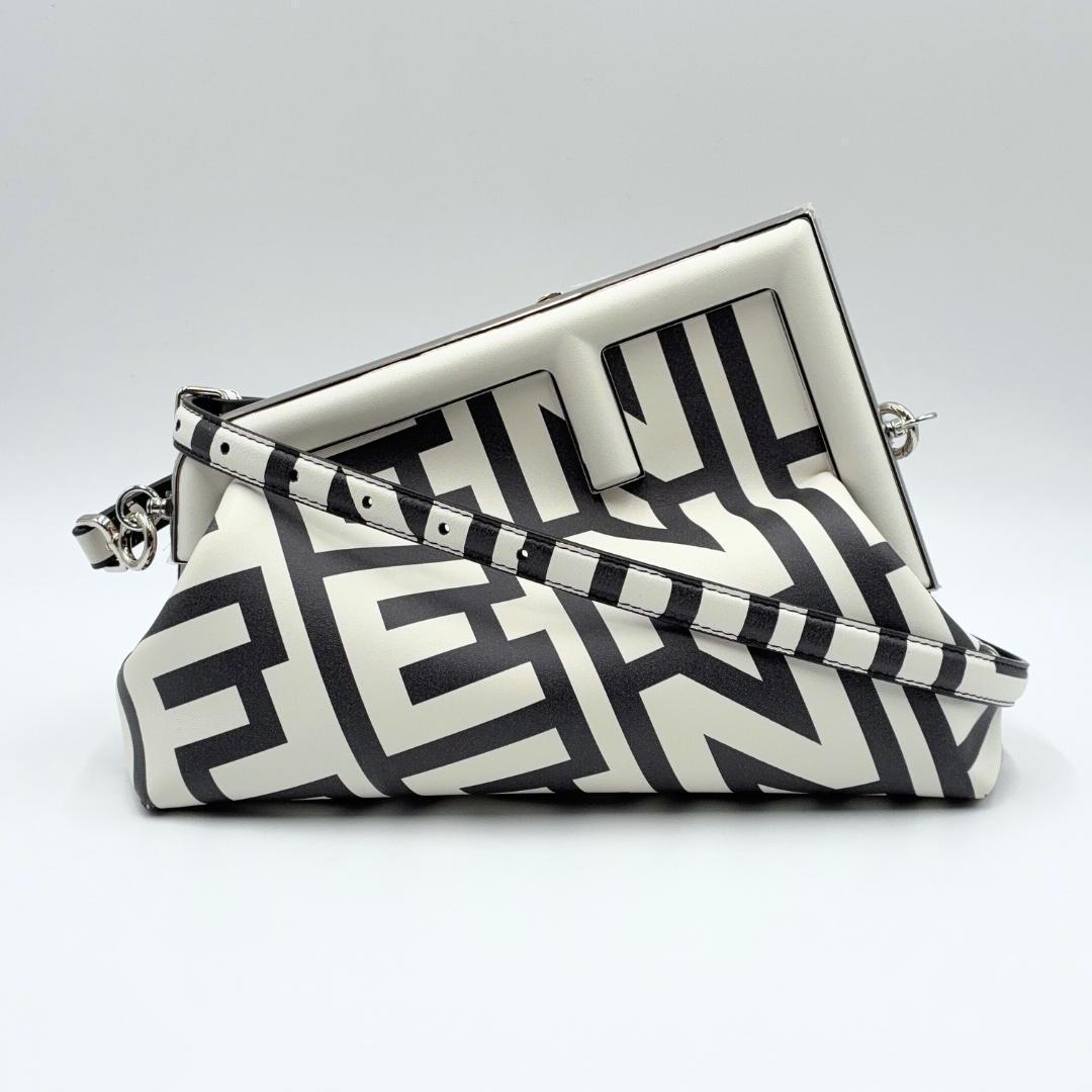 SALE★正規品 FENDI by MARC JACOBS ファースト ミディ レザー 話題の「フェンディバイ マーク ジェイコブス」から待望のレザー
