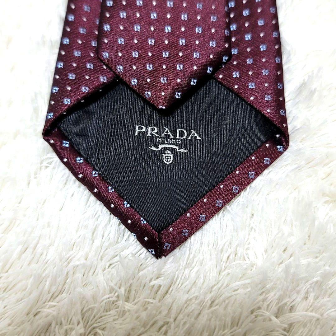 2025特集 新品 未使用 箱付き ワインレッド ネクタイ PRADA タグ付き 小物