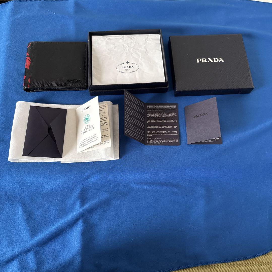 うにゃ PRADA 二つ折り財布 ブラック/レッド　ハワイ限定 ハイビス柄