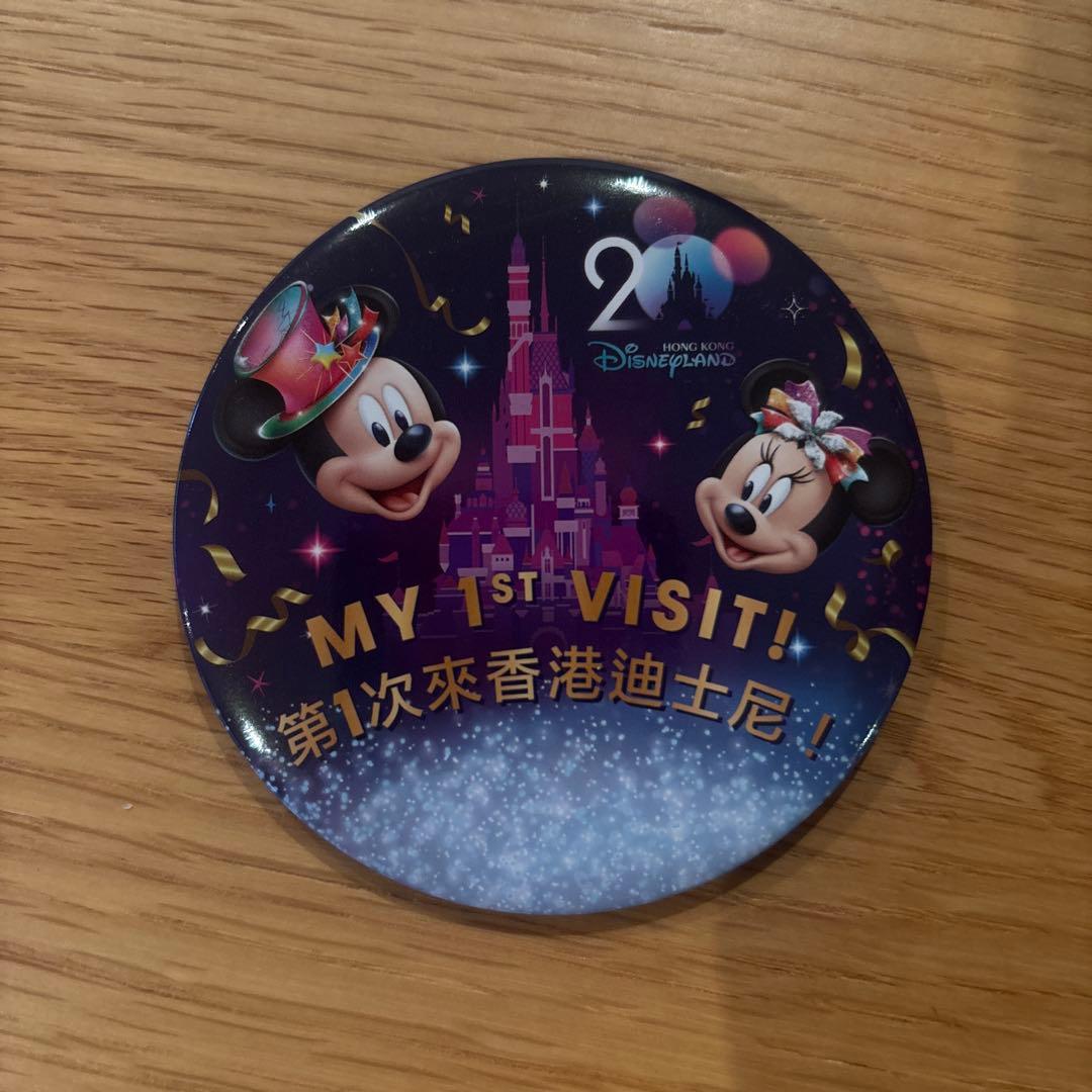 香港ディズニー20周年記念バッチ - メルカリ