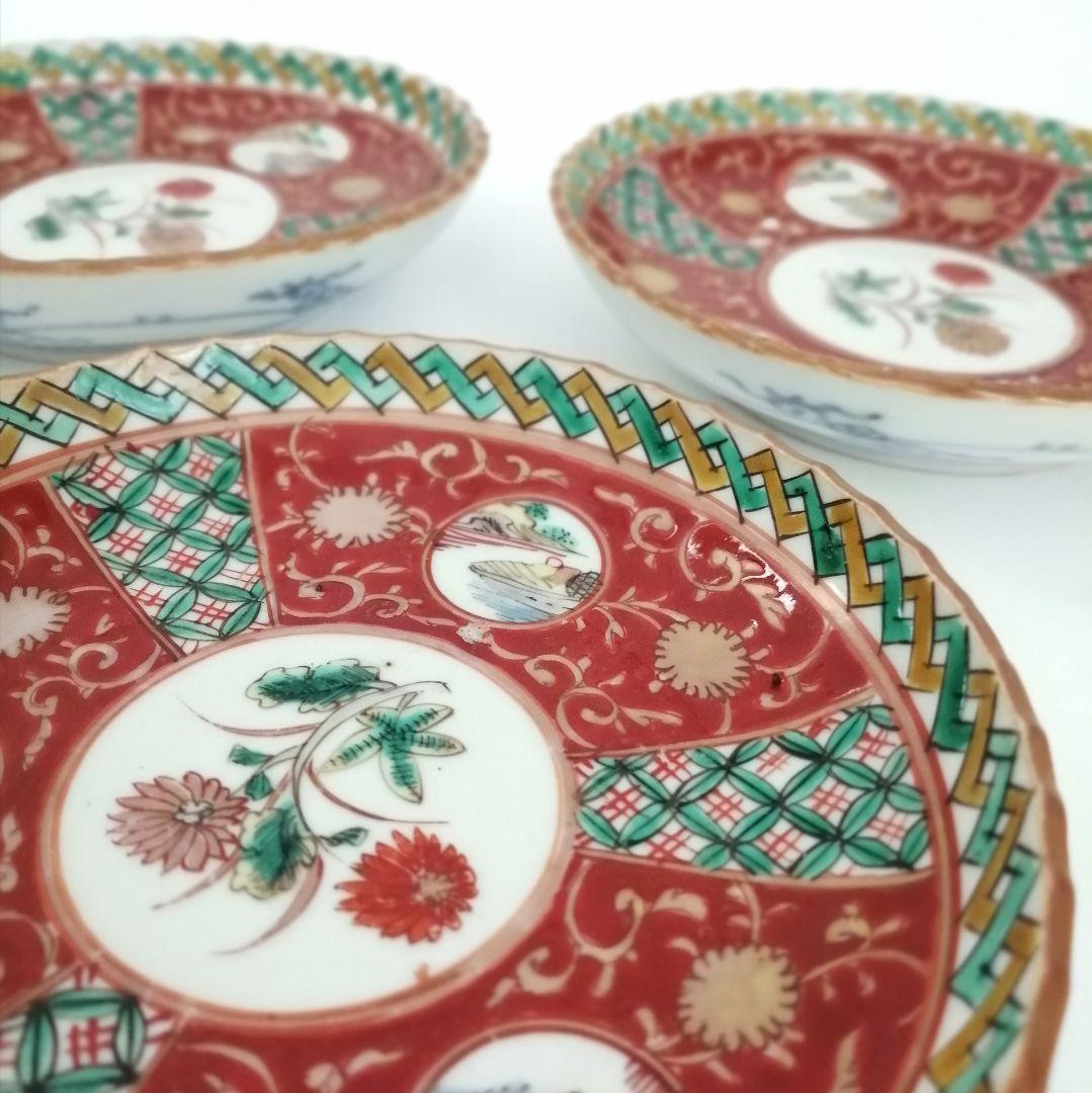 色絵　イゲ皿　三方花唐草と丸窓　見込みに菊図　小皿　３客