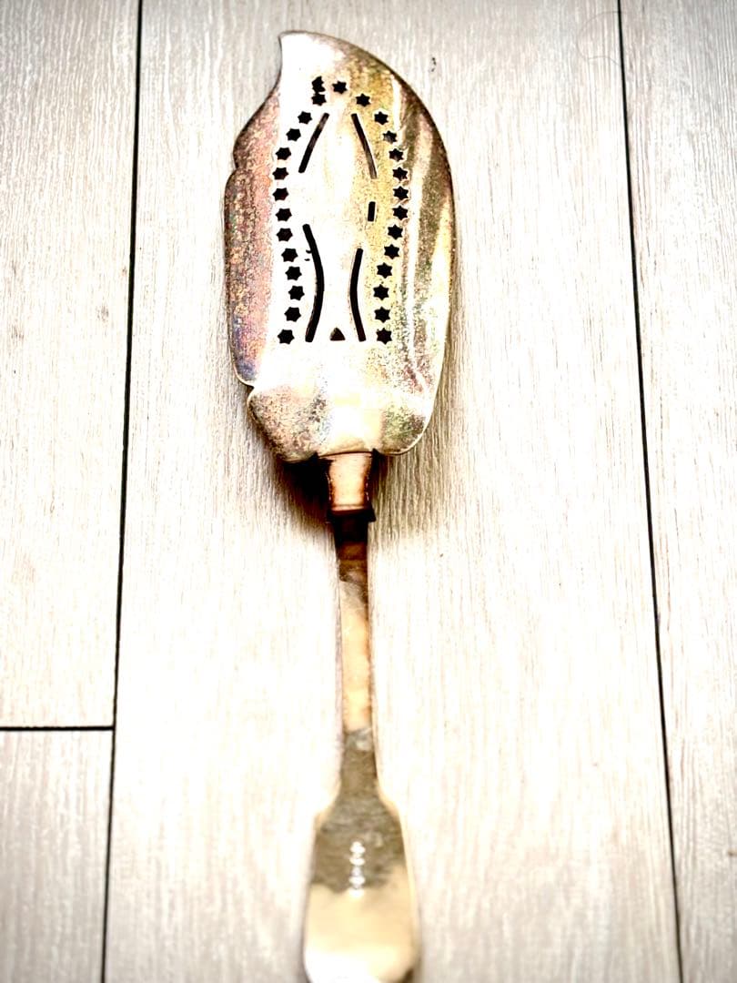 装飾的な金属製サーバー