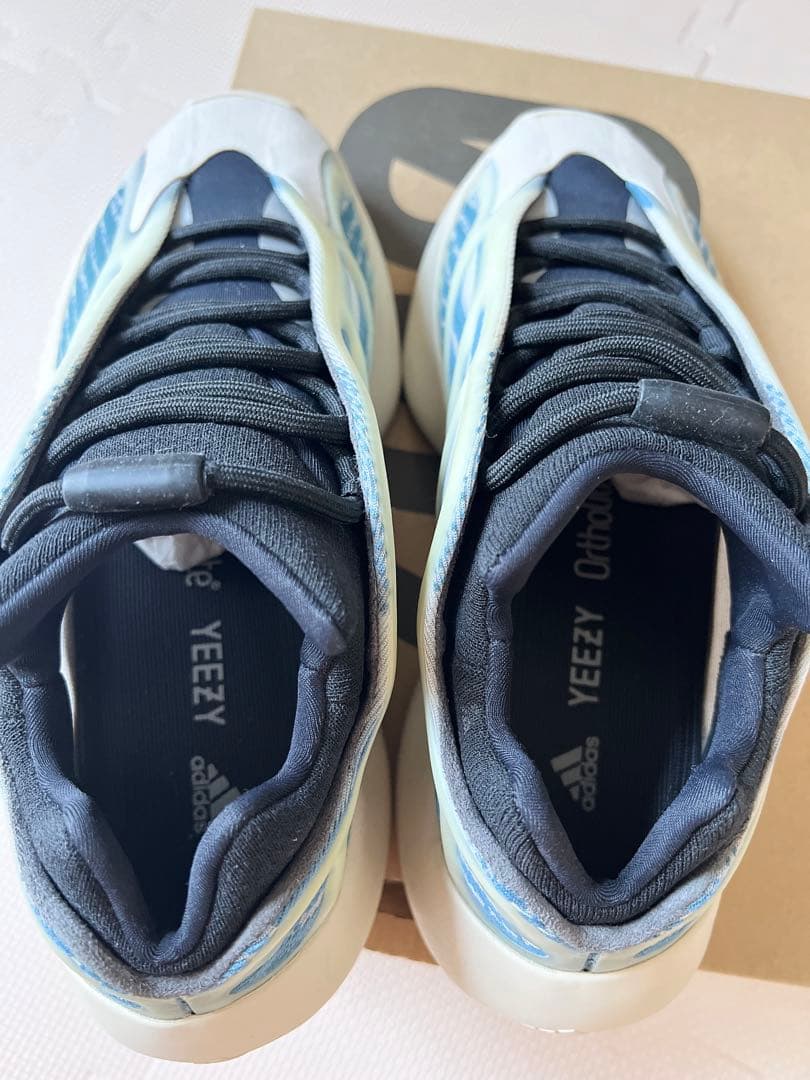 adidas YEEZY 700V3 