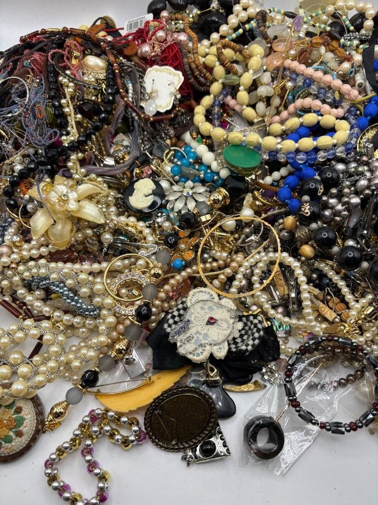 イミテーション アクセサリー まとめ売り! 約5kg分 ネックレス リング ビーズ イヤリング ブローチ タイピン 等 大量 まとめて 大量セット Yahoo!オークション - イミテーションアクセサリー 5kg まとめ売り 大