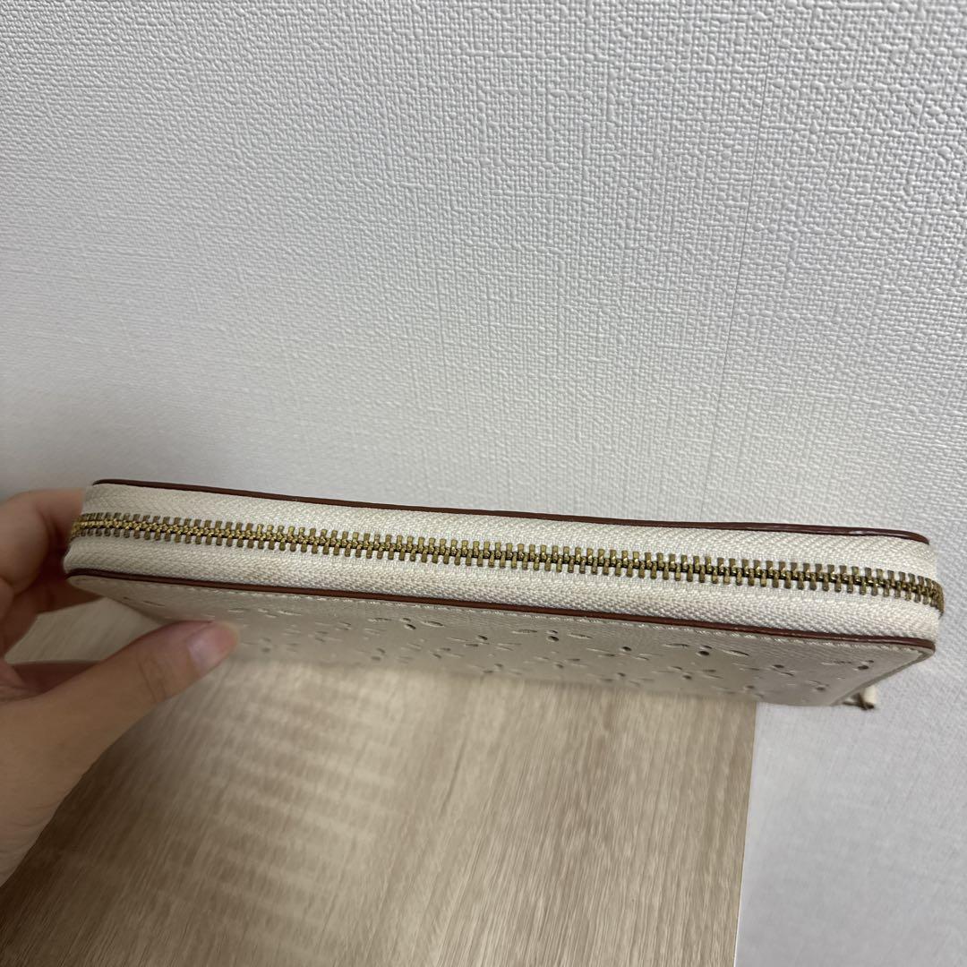 COACH 花柄パンチング長財布 - メルカリ