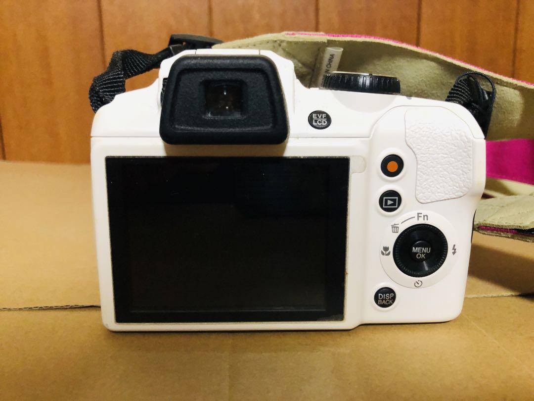 中古品・美品　富士フイルム　FinePix S8200   本体のみ