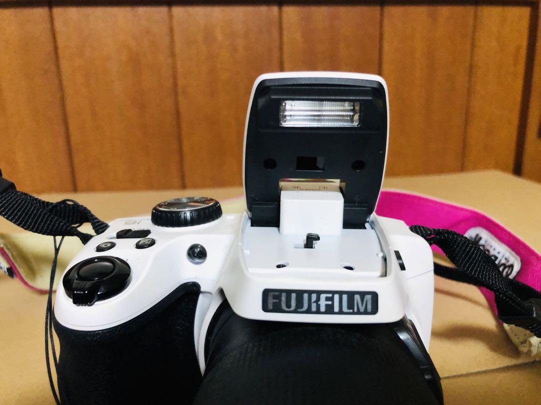 中古品・美品　富士フイルム　FinePix S8200   本体のみ