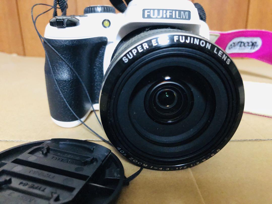 中古品・美品　富士フイルム　FinePix S8200   本体のみ